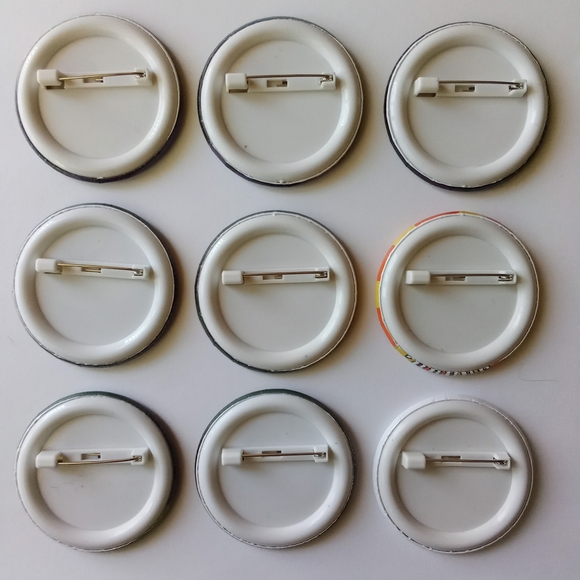 Among Us 9pc Crewmate Lapel Pins Kids Birthday Gift / Party Games Sus Imposters - Picture 4 of 6